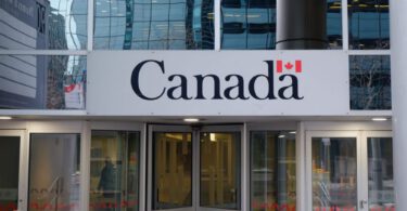 Infographic showing steps to apply for Canada immigrant grants